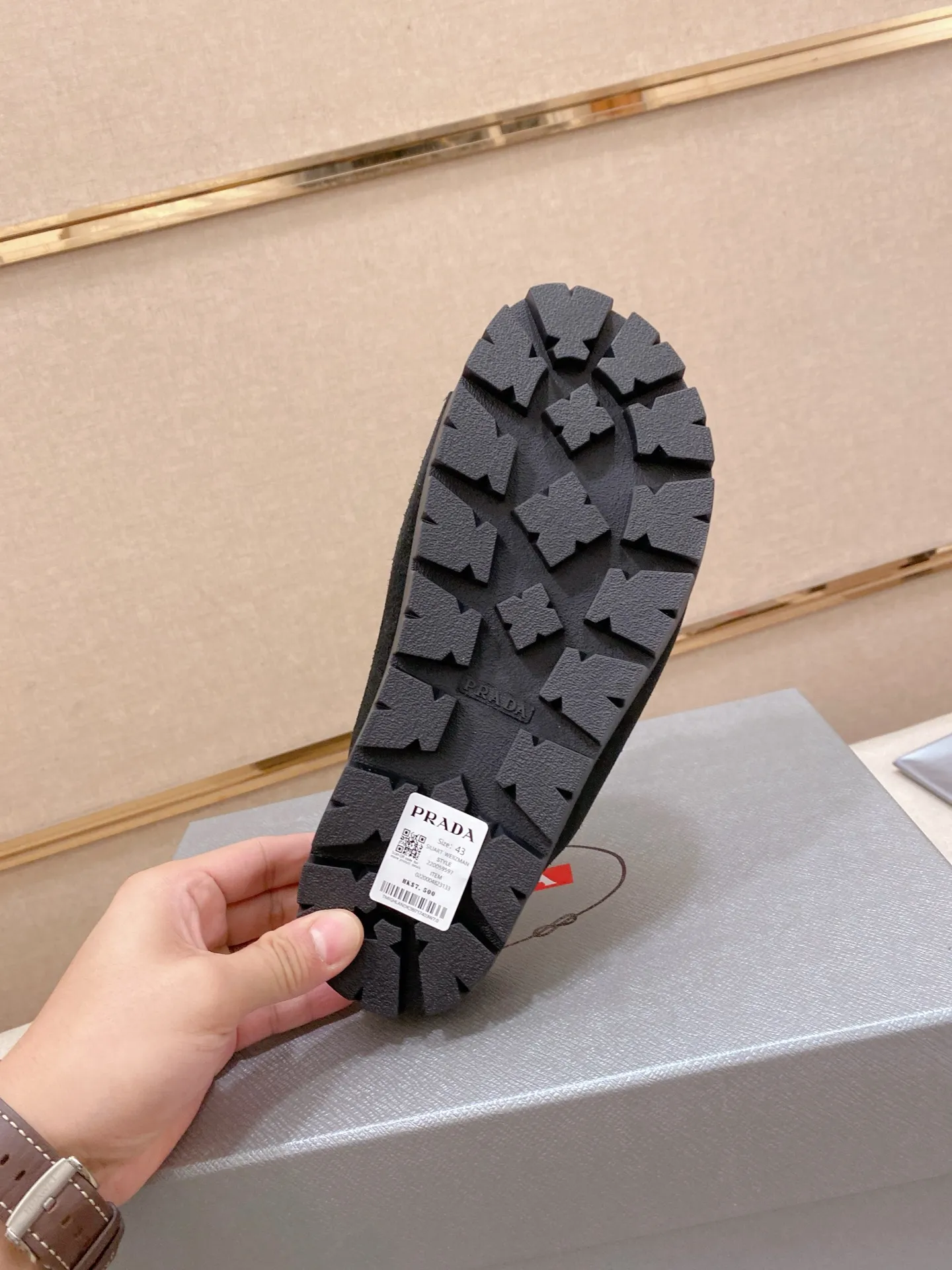 Men's shoes 💰: 440💰 [PRADA Slippers] High-end men's shoes brand official website 1:1 latest masterpiece: original mold opening and customization, the fabric is made of imported suede cowhide original material, upgraded outsole, lighter and non-slip. The market's top quality, simple yet tasteful, a must-have for fashionistas, fashionable at your feet, full of confidence, the same style at the counter 👍The season of summer slippers is here. Code: 38-45